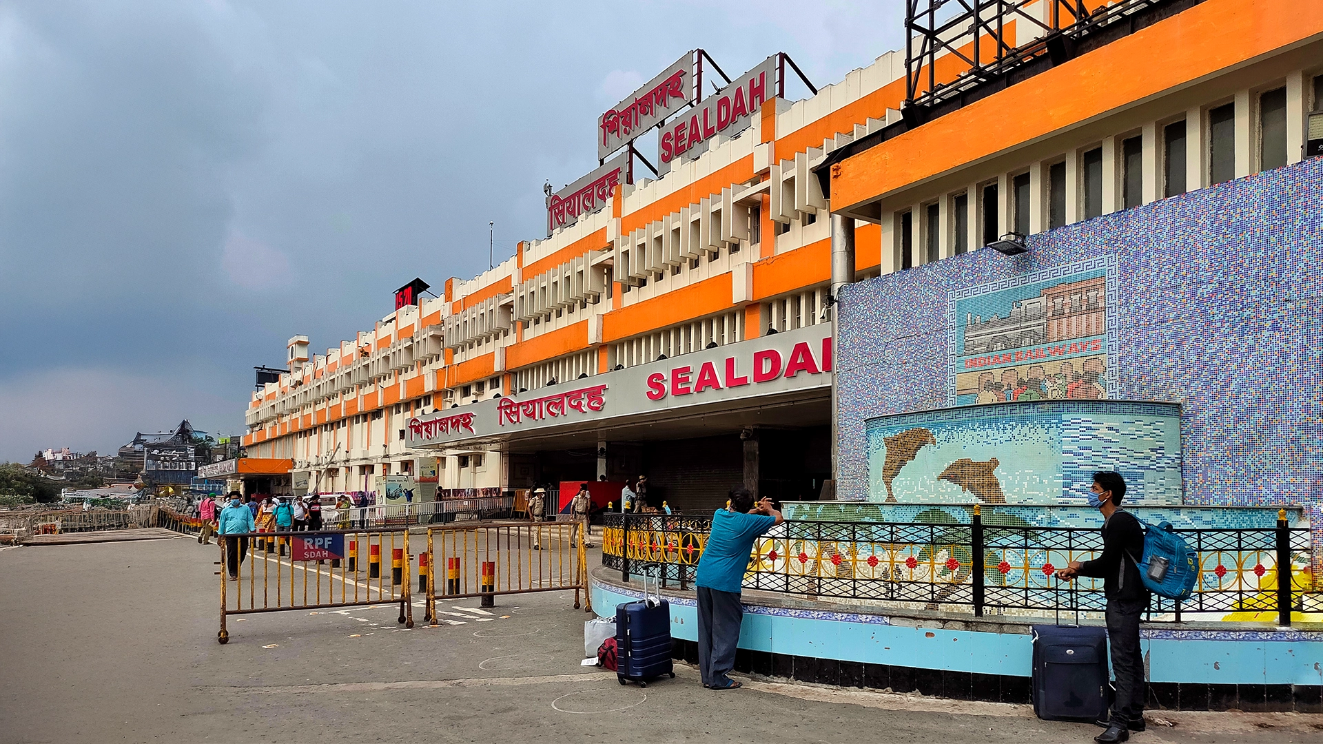 <a href='https://bengalbeat.today/weekend-trains-cancelled-at-sealdah-for-bridge-work-commuters-hit-hard/'>Weekend Trains Cancelled at Sealdah for Bridge Work – Commuters Hit Hard</a>