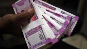 2000 notes in hand