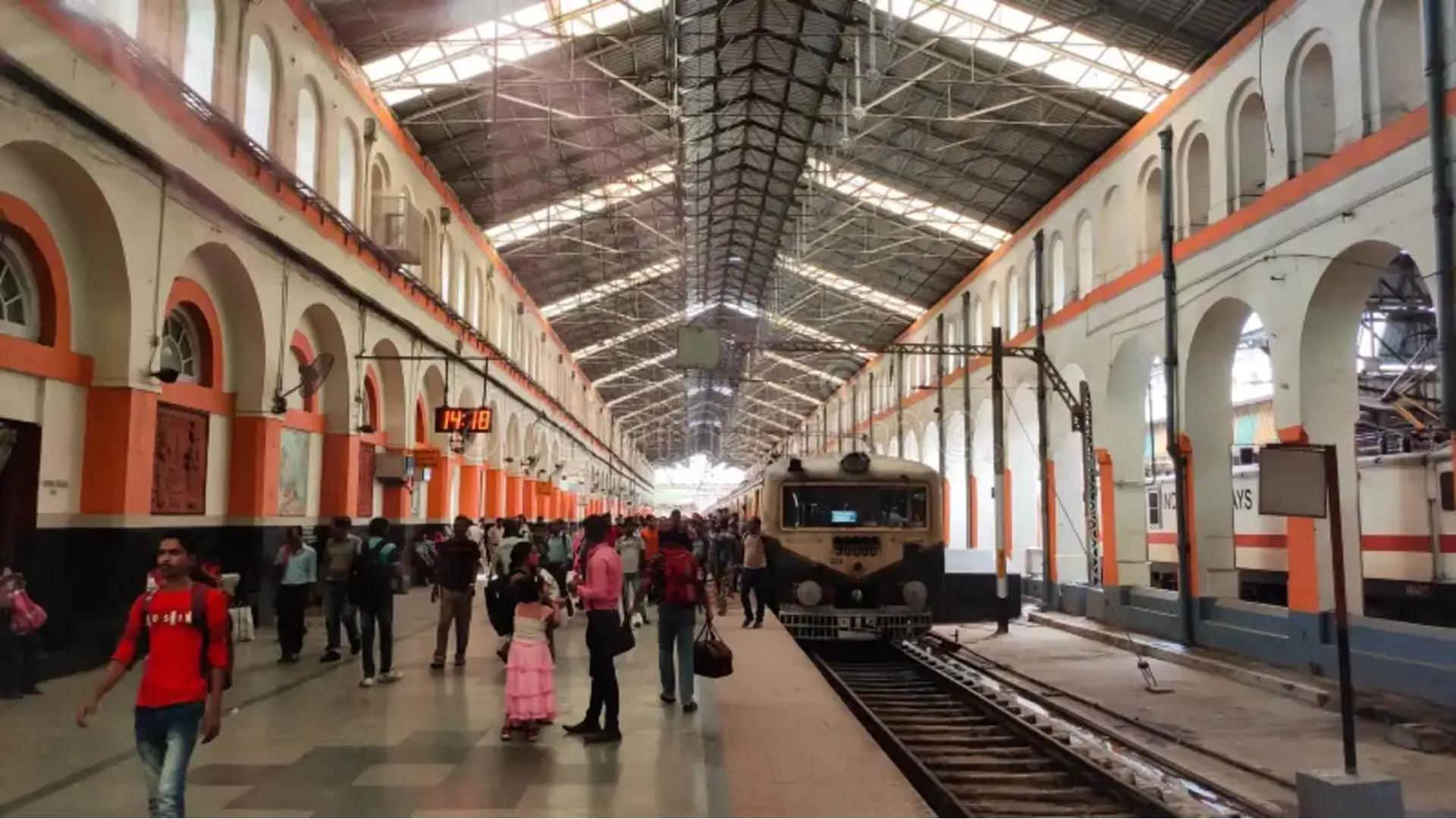 <a href='https://bengalbeat.today/howrah-train-cancellations-sunday-delays-timing-changes/'>Howrah Train: Multiple Cancellations and Timing Changes Disrupt Commuters Again</a>